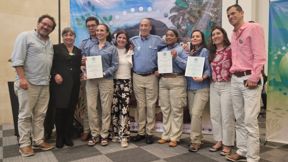 Jorge Maldonado con representantes de los parques premiados.