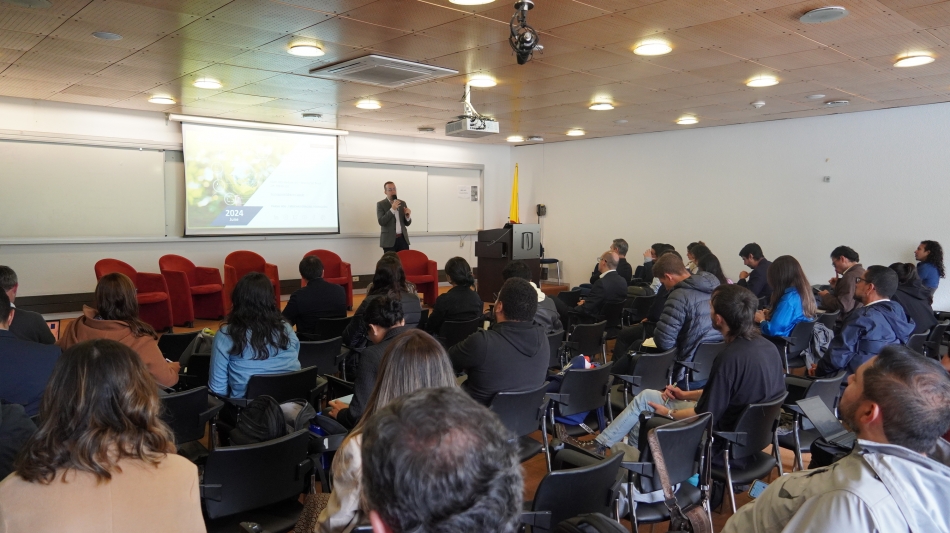 Bruno Goulart de Freitas Machado (Agencia Brasileña Reguladora de Electricidad - ANEEL) durante su exposición sobre energías renovables en Brasil.