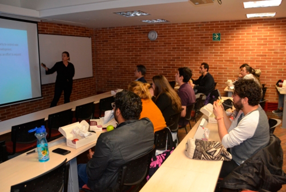 Investigadora Senior de EfD Colombia Marcela Ibáñez en el seminario de economía ambiental en la Universidad de los Andes