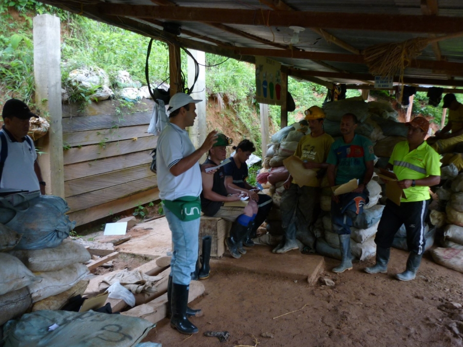 Carlos Adrián durante un taller con mineros en Antioquia, Colombia